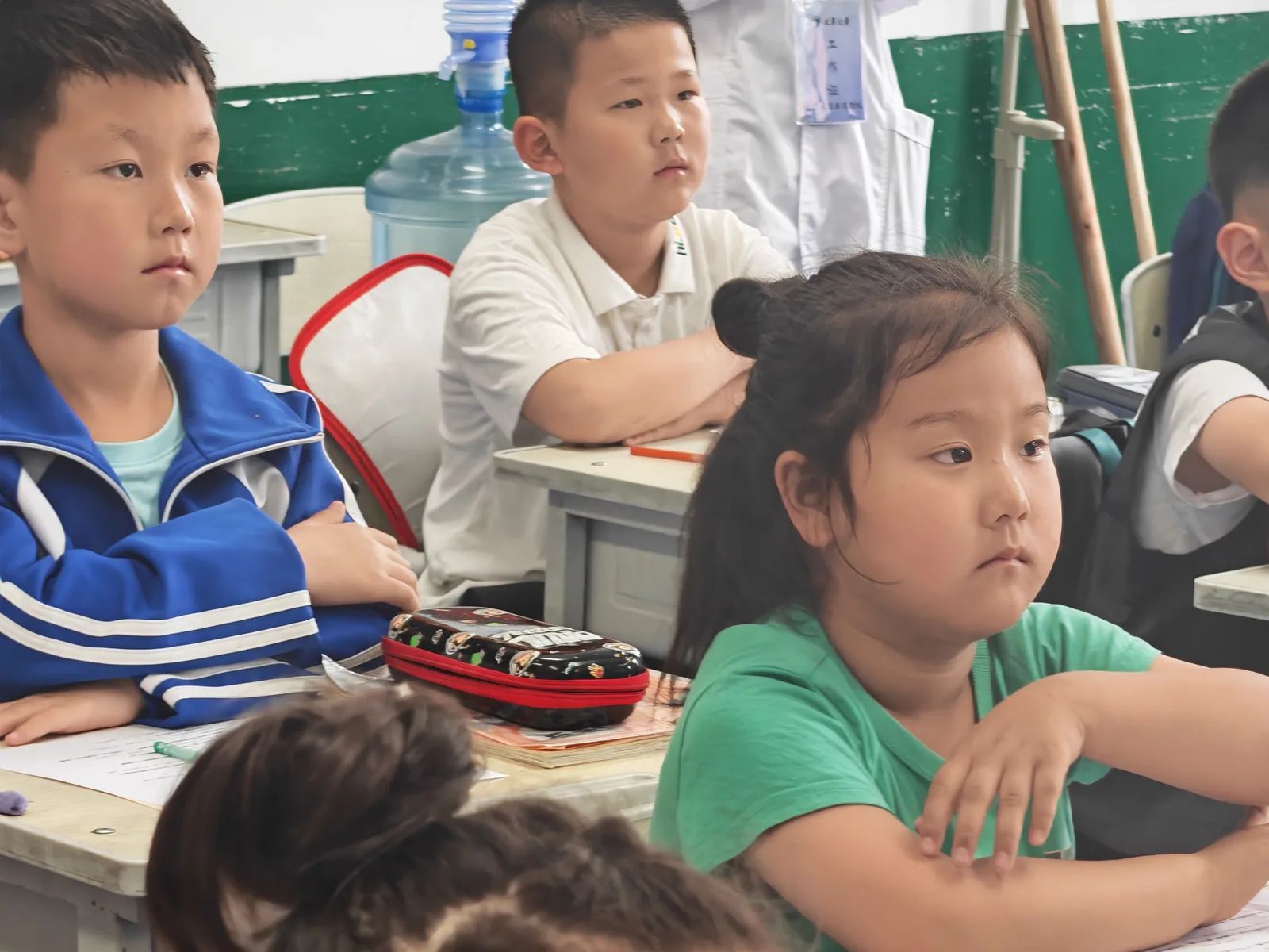 孩子们在科普课堂上专注听讲（2026 · 吉林）
