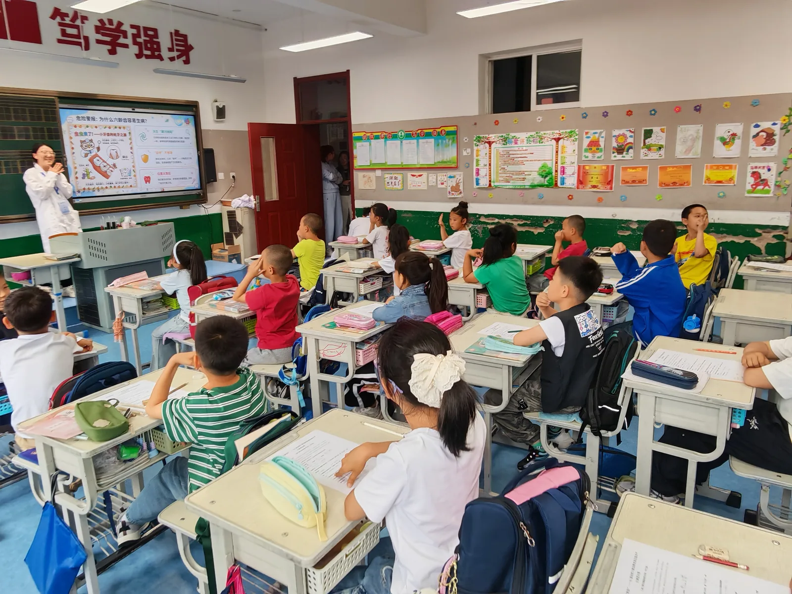 课堂互动——孩子们举手抢答(2026-05-25 · 吉林蛟河)