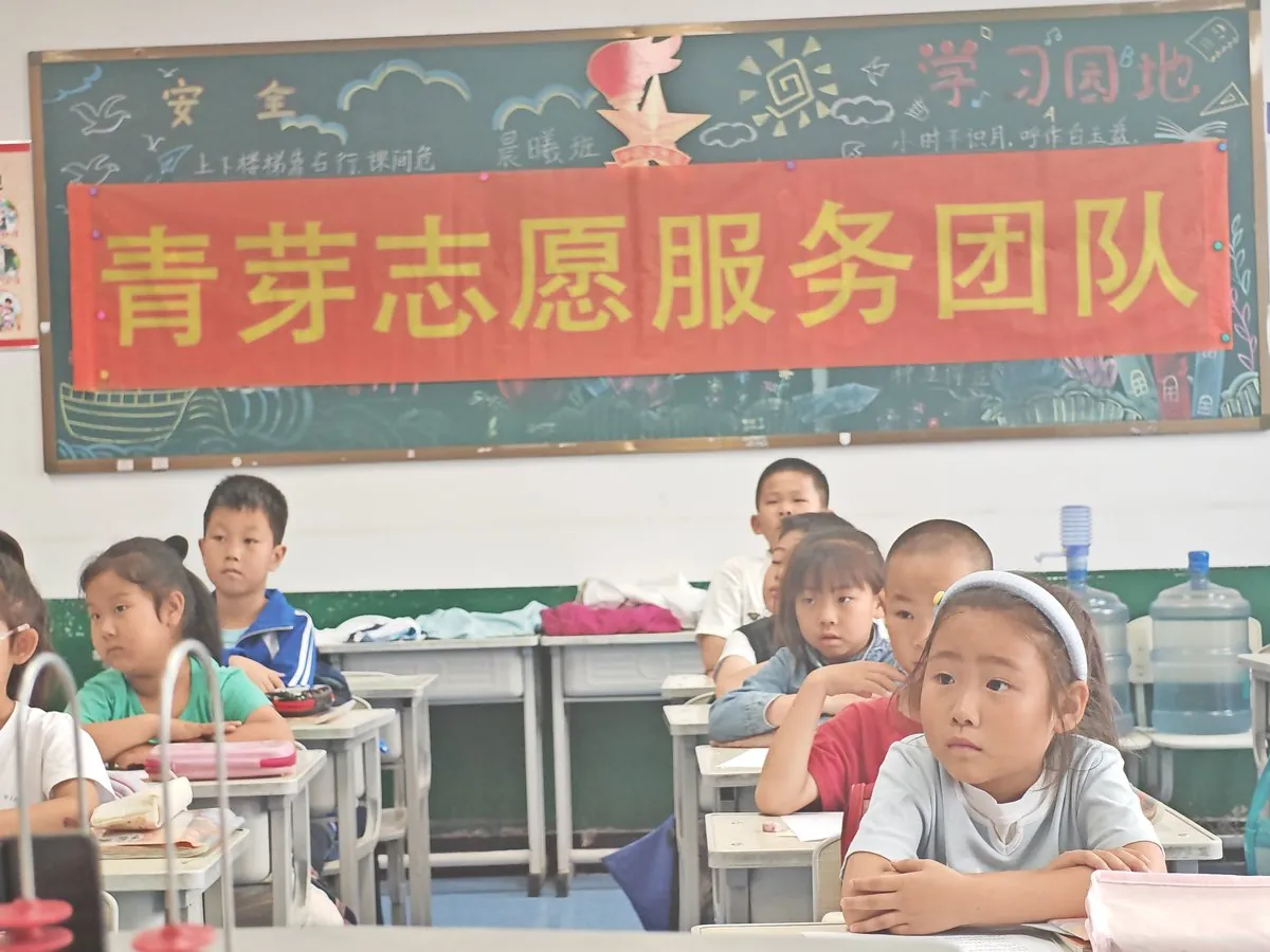 孩子们在课堂上认真听讲